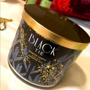 BLACK TIE
3-Wick Candle